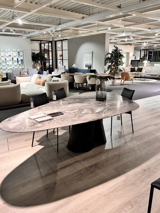 Kent van Draenert dining table in marble