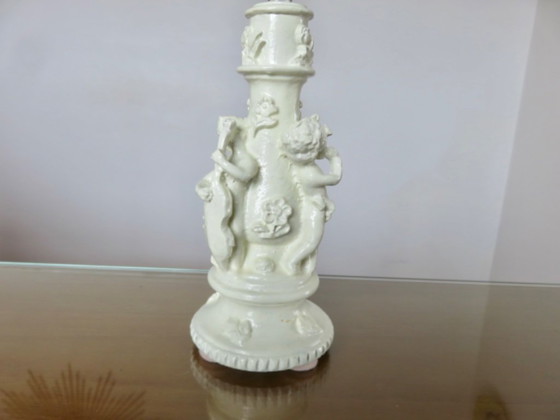 Image 1 of Par de lámparas de mesilla con forma de querubines, en resina blanca, 1970.