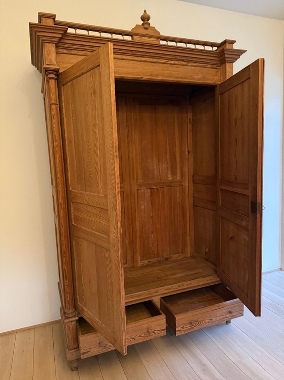 Image 1 of Armadio in legno massello di pino