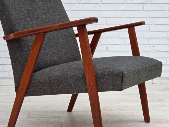 Image 1 of Sillón danés de respaldo alto de la década de 1970, tapizado en tela y madera de teca.