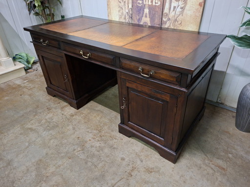 Klassiek teakhouten bureau, schrijftafel, desk met mooi geleefd ingelegd leer, lichte kromming in bovenblad