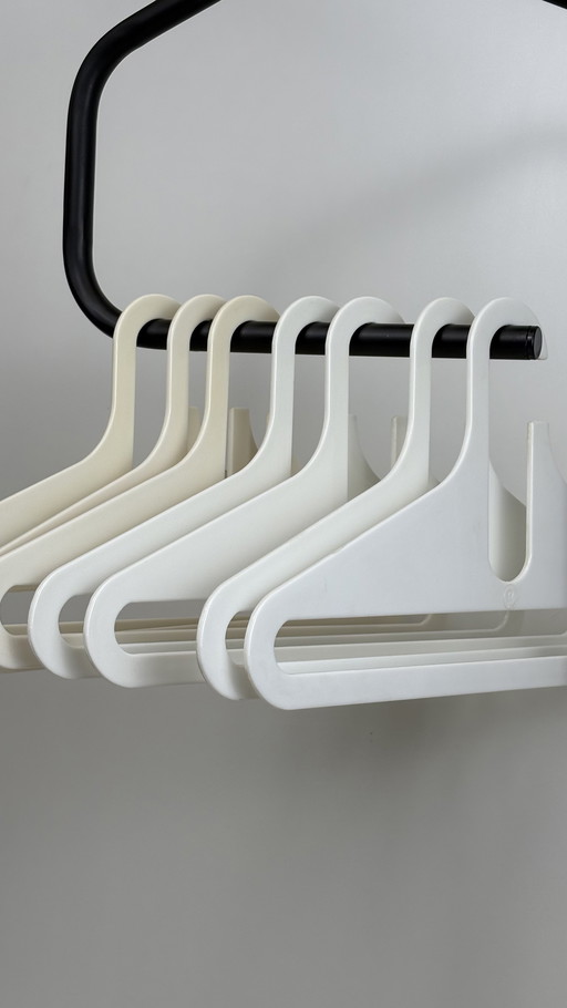 7 kunststof wit kledinghangers Danilo Silvestrin Lambert