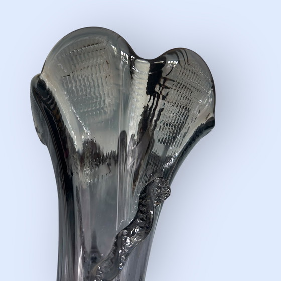 Image 1 of Vase sculptural en verre fumé - Hollywood Regency 1970