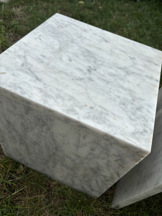 Image 1 of Ensemble de 2 tables d'appoint en marbre blanc en forme de U, design cubique