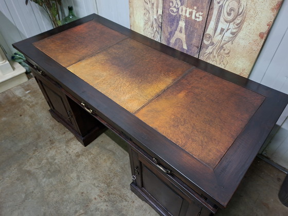 Image 1 of Klassiek teakhouten bureau, schrijftafel, desk met mooi geleefd ingelegd leer, lichte kromming in bovenblad