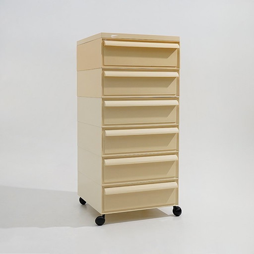 Cómoda modular diseñada por Simon Fussell para Kartell, década de 1970.
