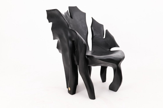 Image 1 of Fauteuil sculptural en bois noir carbonisé aux formes organiques par Logniture
