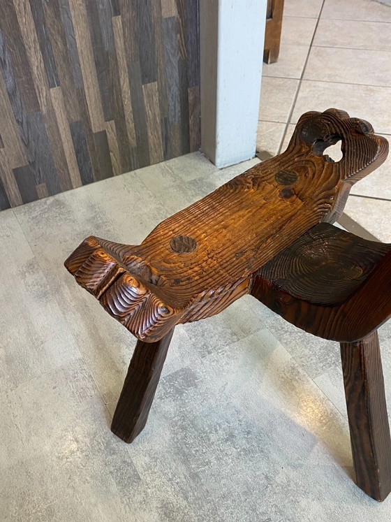 Image 1 of antieke brutalistische driepootstoel n2 gesneden massief hout