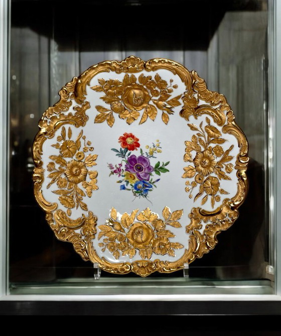 Image 1 of Vintage Meissen porseleinen bord met bloemmotief en verguldsel - Duits Leuteritz E.A. porseleinen tafelstuk in rococostijl