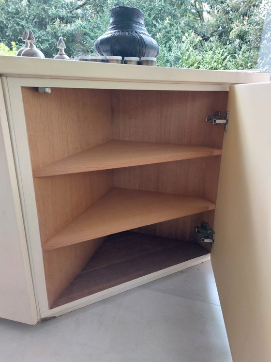 Image 1 of Vintage, op maat gemaakt geometrisch dressoir/hoekkast van gelakt MDF met een interieur van eikenhouten laminaat.
