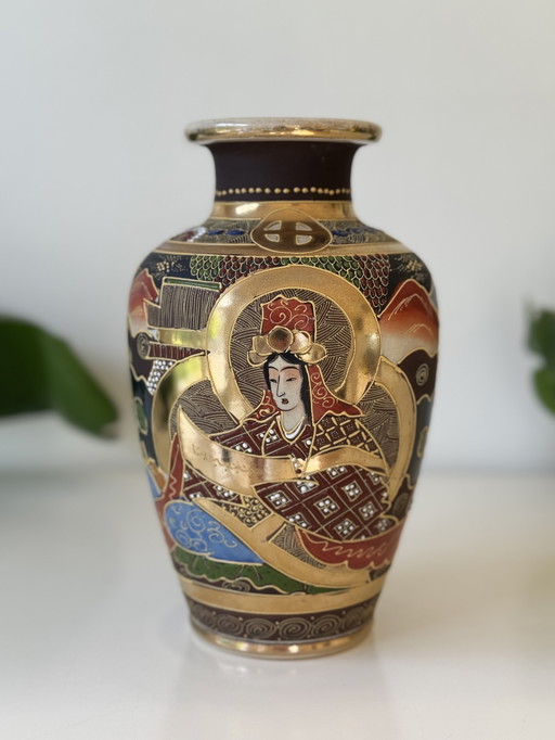 Vase ancien japonais de style Satsuma - avec accents dorés et décor de Geisha