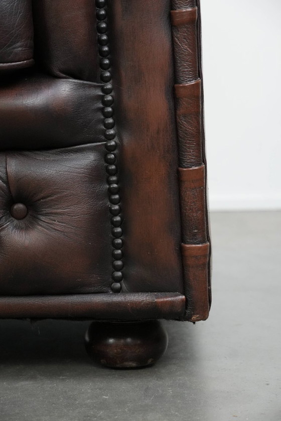 Image 1 of Canapé Chesterfield vintage 2 places en cuir de vachette marron foncé, de style anglais
