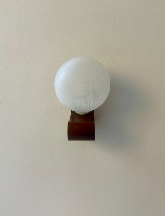 Image 1 of Coppia di applique vintage, legno e vetro opalino, Francia, 1970