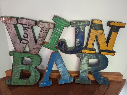 Lettere decorative in latta con la scritta "WINE BAR"