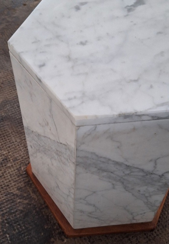 Italienischer sechseckiger Monolith-Beistelltisch/Sockel aus Carrara-Marmor – Beistelltische, Marble (photo 5 of 15)