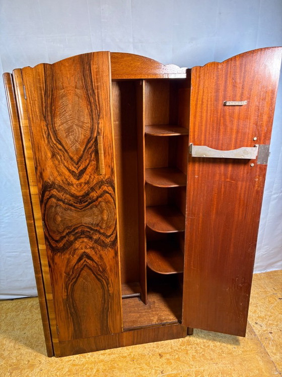 Splendido Armadio Vintage Art Déco Noce Figurato Anni '30 | Impiallacciatura Bookmatched | Fronte Curvo (photo 4 of 12)