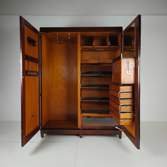 Image 1 of Armadio da uomo Compactom Ltd modello JCH con cassetti segreti – Inghilterra, ca. 1920