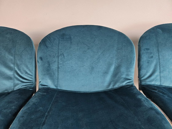 Image 1 of Quattro sedie tubolari degli anni '70 rivestite in velluto blu
