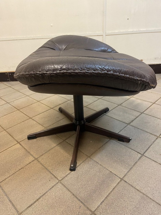 Poggiapiedi/pouf vintage anni '70 di Bramin, Poggiapiedi e pouf, Pelle, Legno, Marrone (foto 4 di 8)