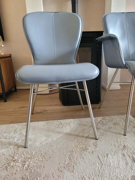 Image 1 of 2 lederen Bert Plantagie Blake eetkamerstoelen 1 met arm 1 zonder arm
