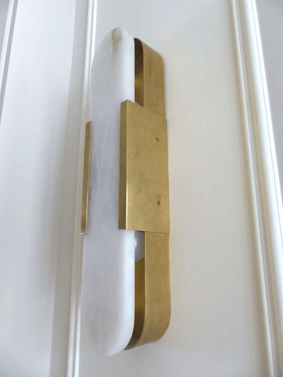 Image 1 of Set aus 2 Wandleuchten „Elongated Melange“ aus Messing und Naturalabaster von VISUAL COMFORT, entworfen von Kelly Wearstler