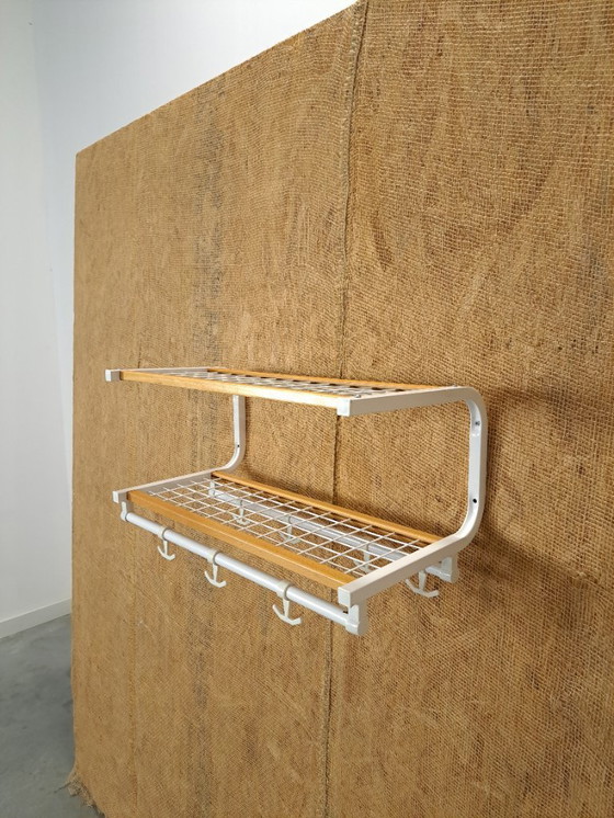 Image 1 of Porte-manteau mural Habo, fabriqué en Suède, blanc et bois, modèle n° 16.