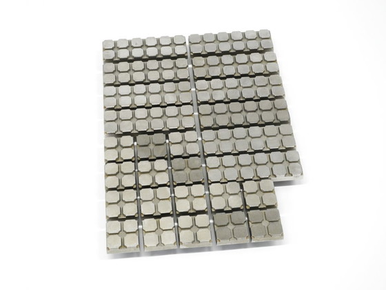 Image 1 of Grandi maniglie per porte di armadi in alluminio fuso dell'era spaziale del Mid Century 1960 - 26 pezzi - 2 misure