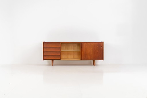 Aparador de teca de Nils Jonsson para Hugo Troeds (Suecia, años 50).