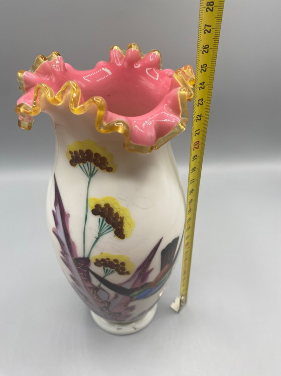 Vase en opaline émaillée polychrome à bordure festonnée rose et or – Époque Napoléon III – Verres et carafes (photo 6 of 6)
