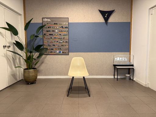 Vitra | Eames | DSX | Parchment en zwart onderstel | 1 stuk – eetkamerstoelen, Metal, Fiberglass (photo 2 of 11)