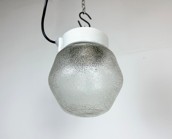 Image 1 of Suspension vintage en porcelaine blanche avec verre dépoli, années 1970