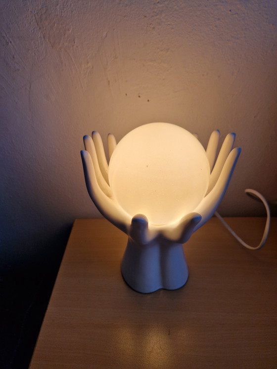 Image 1 of Bijzondere tafellamp handen met bol vintage design