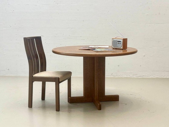 Round vintage dining table made of oak, 1970s – Wood (photo 2 of 14)