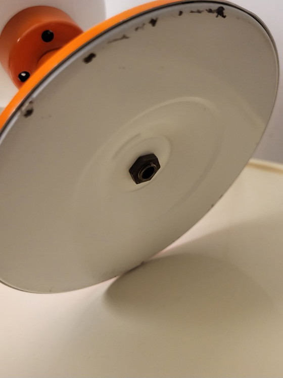 Image 1 of Vintage space age tafellamp uit de jaren 60 met lampenkap in mat wit glas en metalen oranje voet