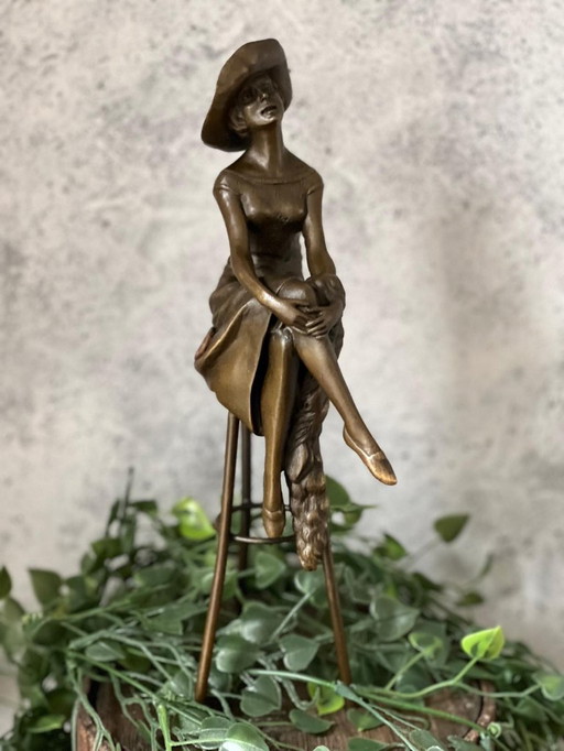 Elegante Bronzestatue einer Frau mit Hut
