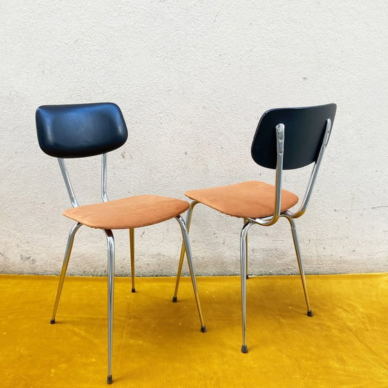 Image 1 of Paire de Chaises Vintage Années 70 – Chrome, Skaï Noir & Assises en Velours Orange