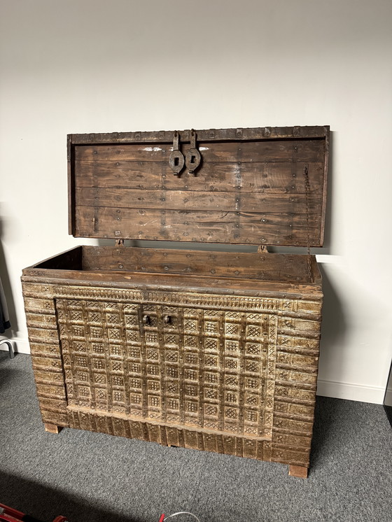 Image 1 of Houten Kist met Metalen Beslag - Uniek Stuk