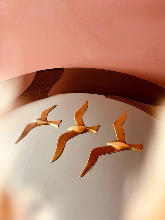 Image 1 of 3 pájaros de pared de latón en vuelo