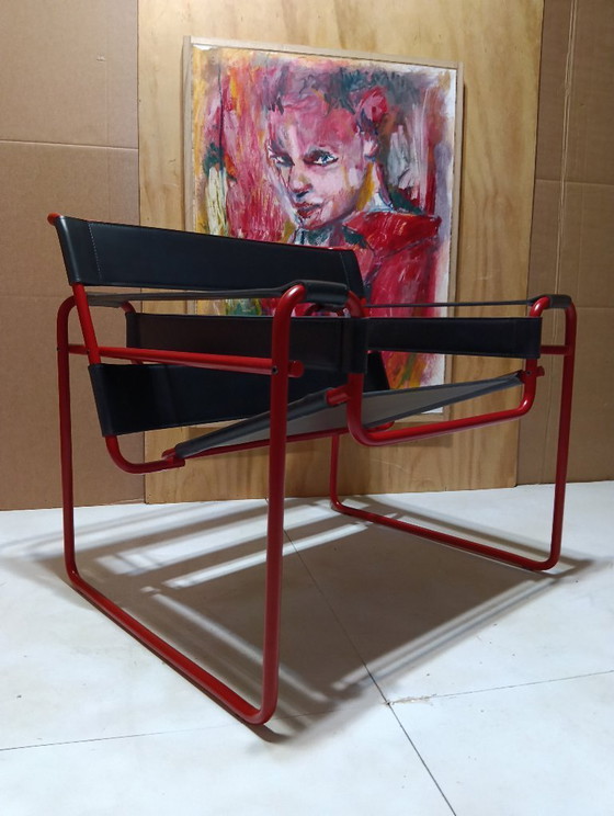 Image 1 of Bolso Knoll Wassily B3 rojo mate, nuevo-usado, en piel negra, de Marcel Breuer.