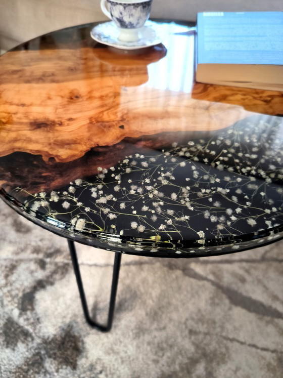 Image 1 of Olive Bloom – Mesa redonda hecha a mano con madera de olivo, resina epoxi y flores de gypsophila.
