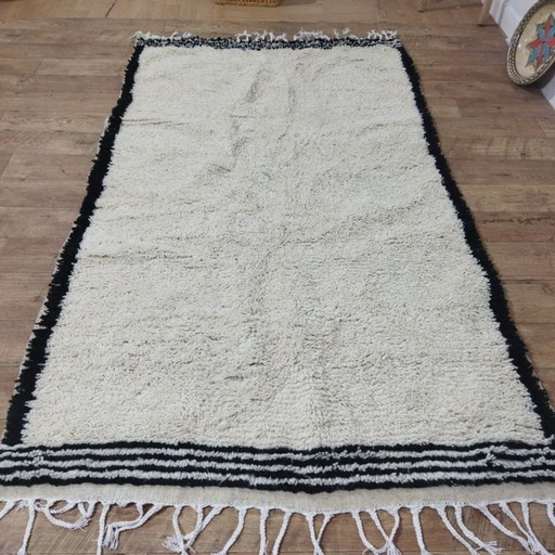 Minimalistischer marokkanischer Beni-Ourain-Teppich – Minimalistischer Berberteppich | 250 × 147 cm