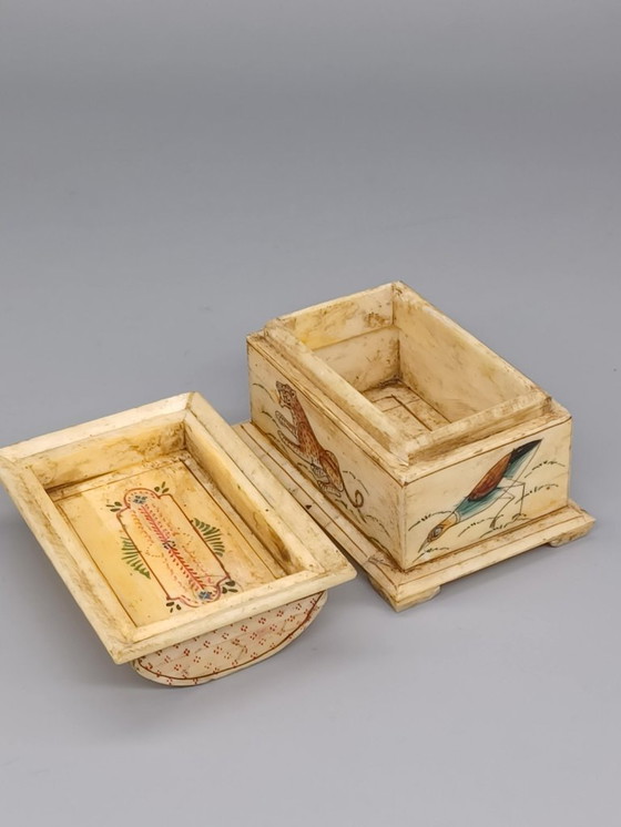 Image 1 of Petite boîte antique en os sculpté 