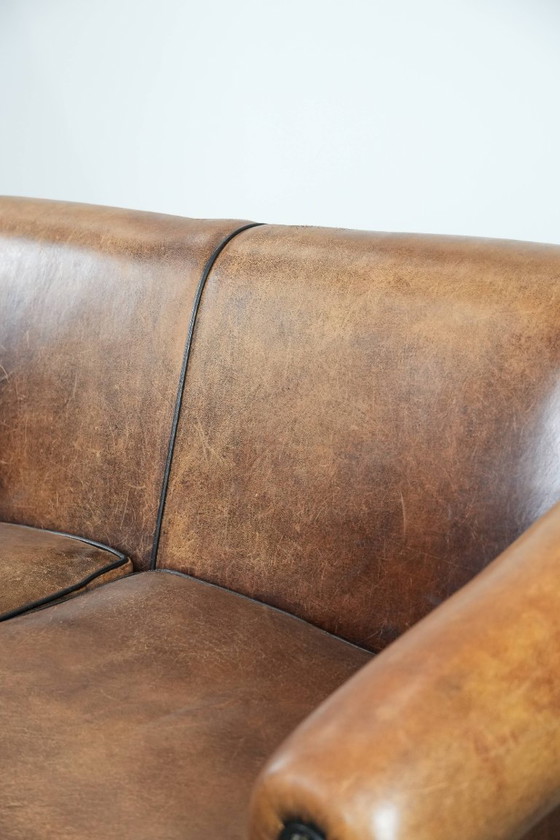 Image 1 of Canapé club 2,5 places confortable en peau de mouton vintage