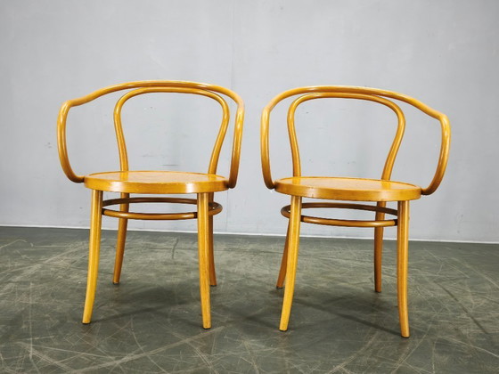 Image 1 of Silla de comedor con brazos TON Modelo 209 de madera curvada de haya, estilo checo, ideal para cafeterías y restaurantes.