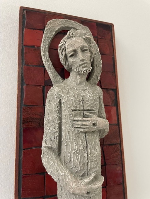 Christusfiguur in reliëf op rode mozaïekplaquette