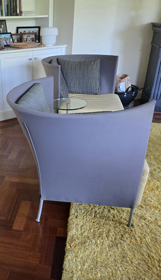 Image 1 of 2 sillas Montis. La silla izquierda tiene un retablo de cristal giratorio