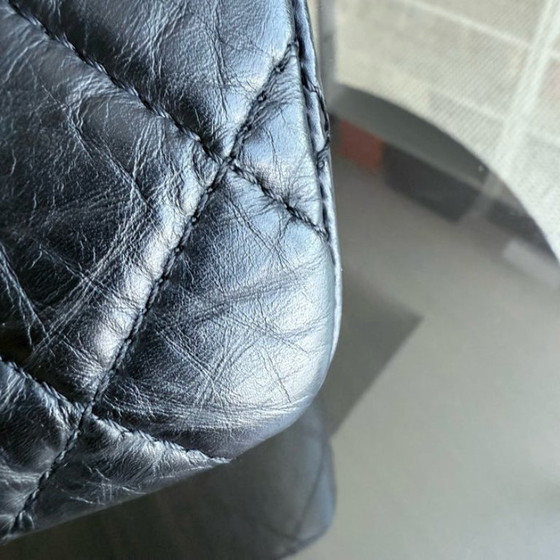 Image 1 of Chanel 2.55 Reissue 227 – Gestepptes, gealtertes Kalbsleder, Schwarz, Goldbeschläge