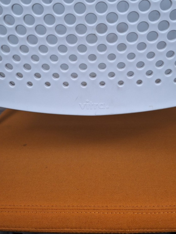 Image 1 of Vitra Visavis / Visavis 2 bureaustoel met wielen – wit en oranje