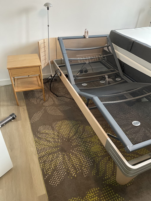 Aupingbed NEXT. inkl. Nachtkastjes, Lampen, neue Standbedienung und Matratzen