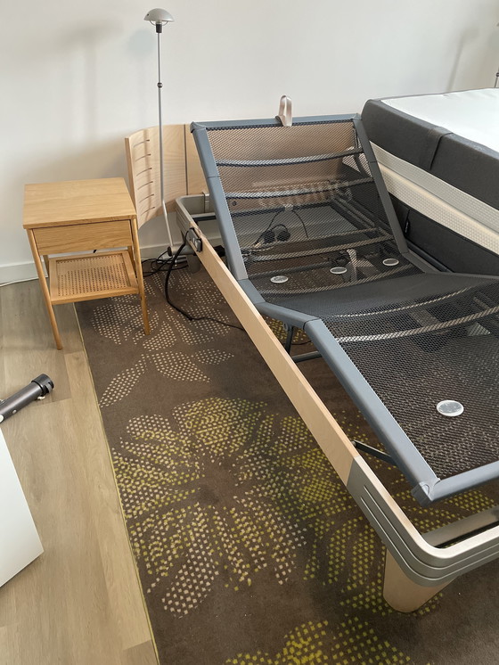 Image 1 of Aupingbed NEXT. inkl. Nachtkastjes, Lampen, neue Standbedienung und Matratzen